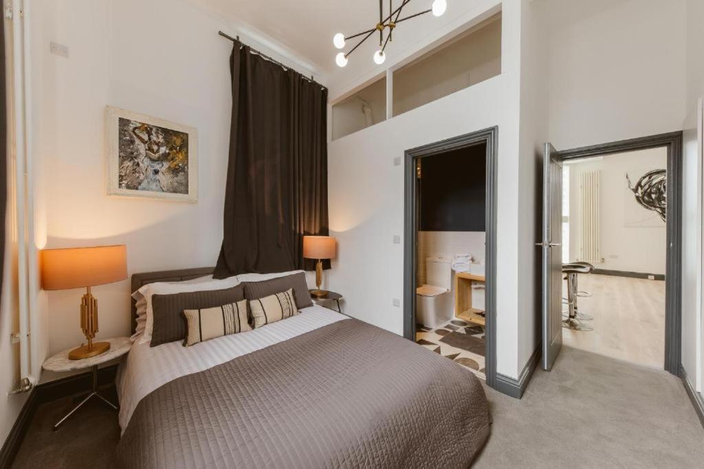 3 Bed Warehouse In Chiswick Apartment *