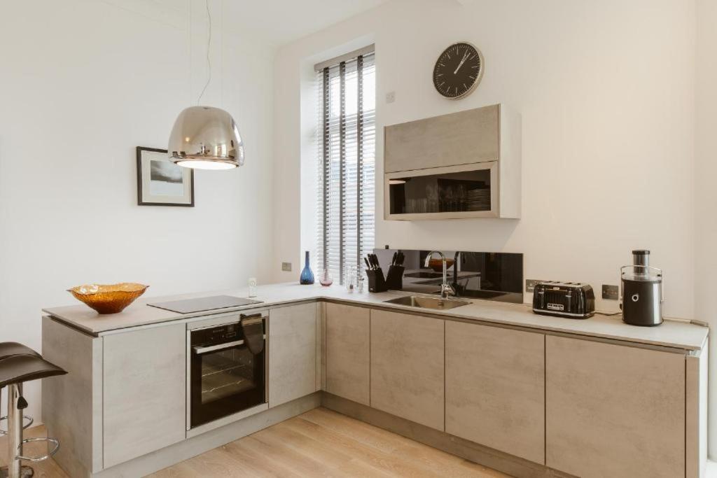 3 Bed Warehouse In Chiswick * London