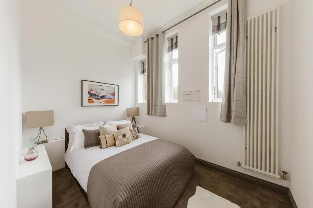 3 Bed Warehouse In Chiswick Apartment