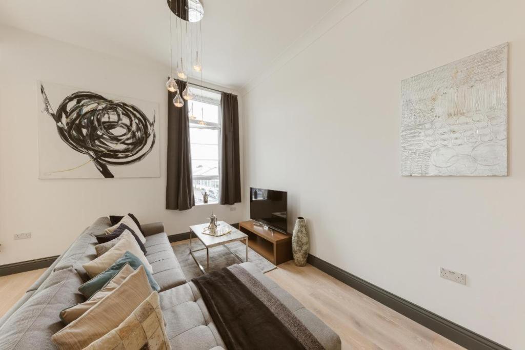 3 Bed Warehouse In Chiswick Apartment London
