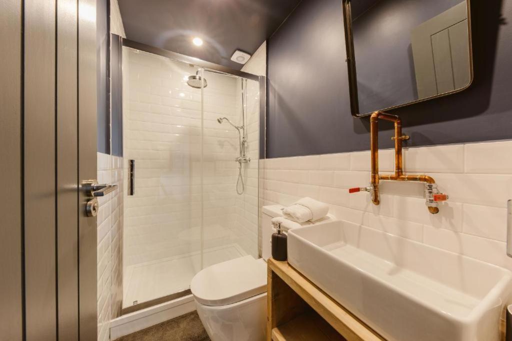 3 Bed Warehouse In Chiswick London