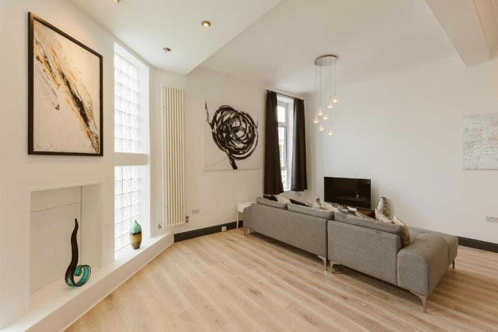 3 Bed Warehouse In Chiswick * London