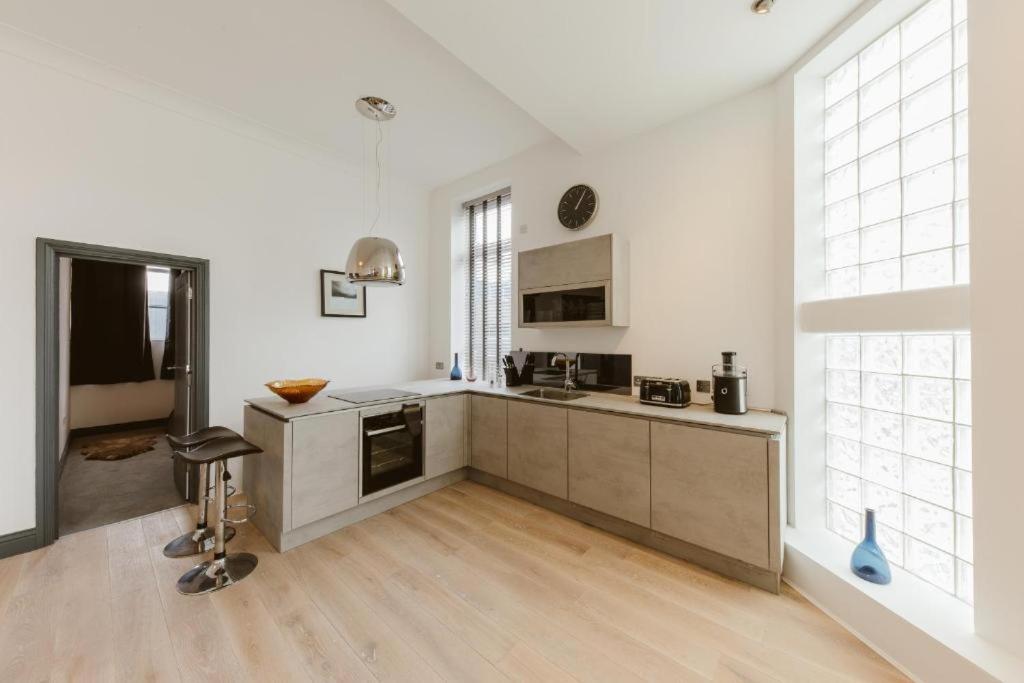 Apartment 3 Bed Warehouse In Chiswick London